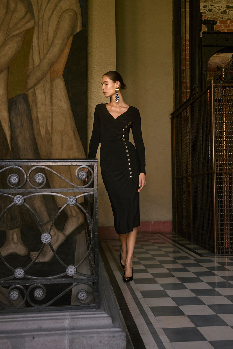 Elegantes schwarzes Etuikleid mit goldenen Details – Joseph Ribkoff Look vor Wandgemälde und Marmorgeländer