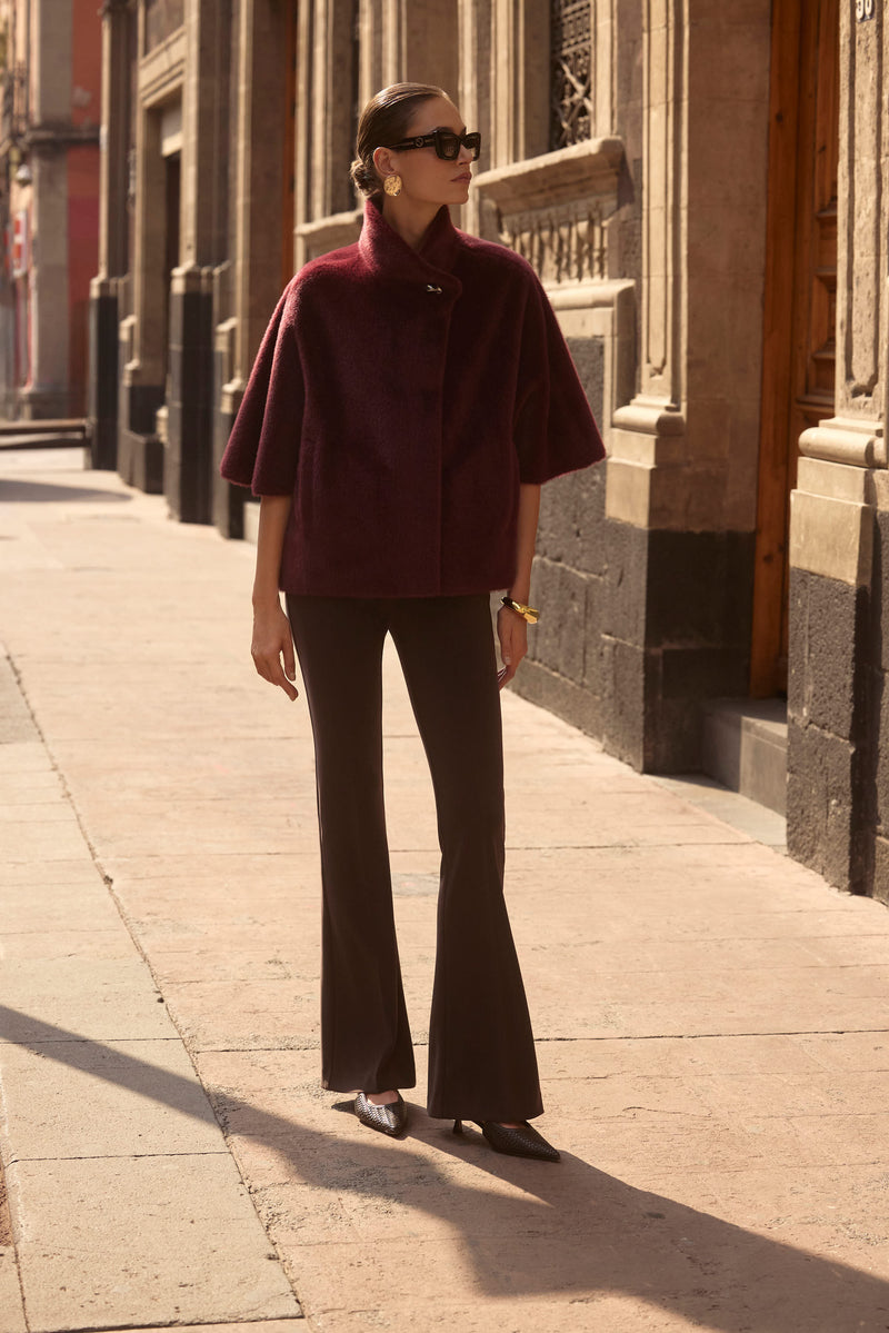 Weinrote Overshirt-Jacke kombiniert mit schwarzer Schlaghose – moderner City-Look mit Sonnenbrille