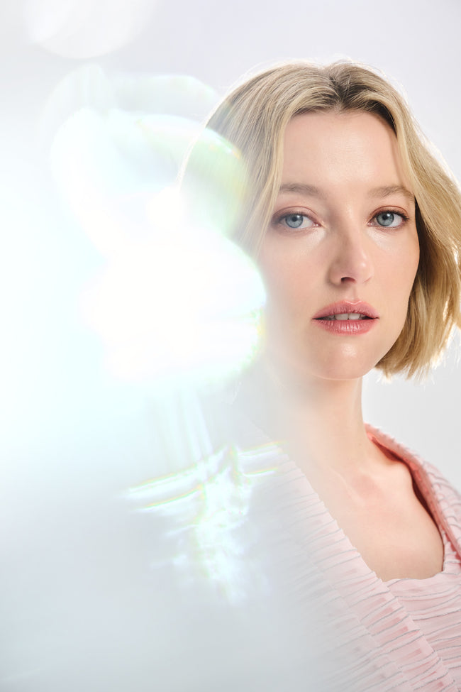 Detailaufnahme eines Joseph Ribkoff Signature Looks mit weichem Stofffall und femininer Linienführung