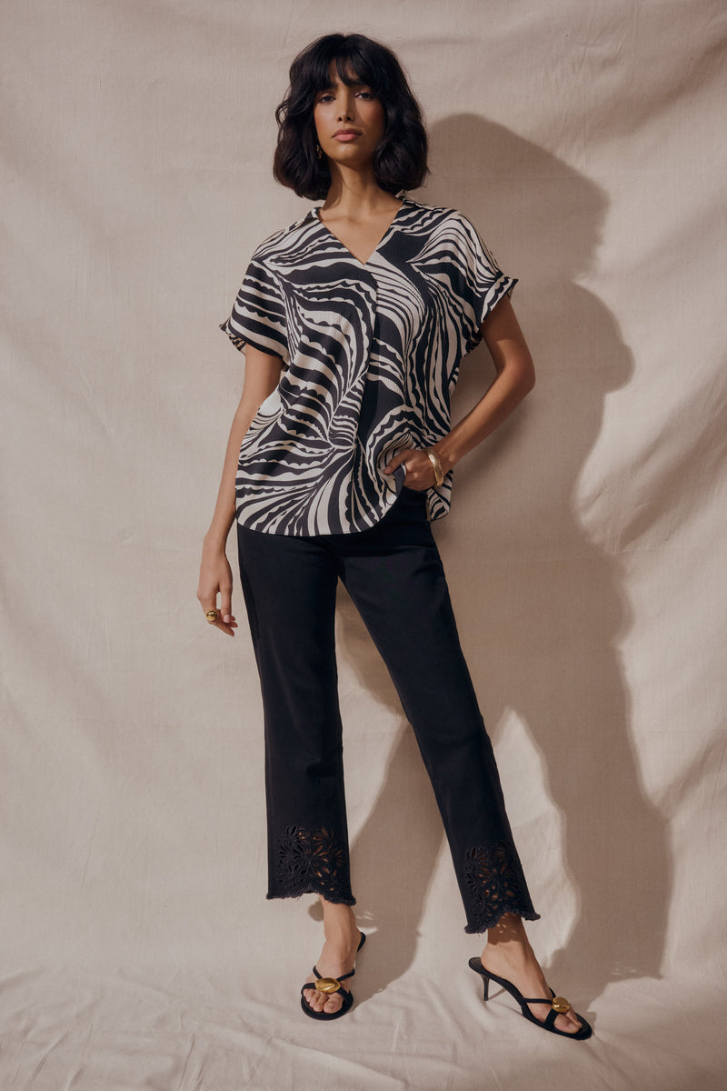 Joseph Ribkoff Frühling/Sommer Kleid mit grafischem Muster und fließender Bewegung