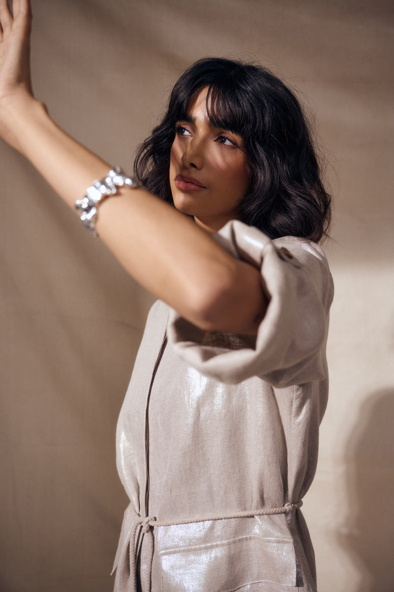 Detailaufnahme eines Joseph Ribkoff Frühling/Sommer Looks mit leicht schimmerndem Stoff und femininer Linienführung