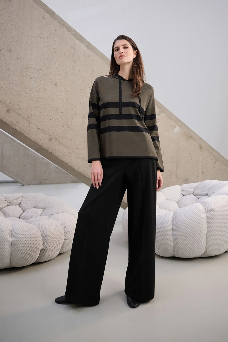 Kapuzenpullover in Khaki mit Streifendetail zu schwarzer Weite-Bein-Hose