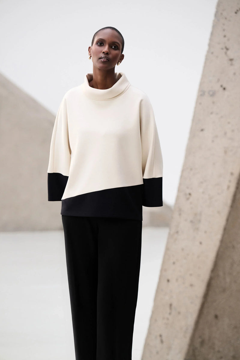Pullover im Colourblock in Creme und Schwarz mit Rollkragen und weiter Passform