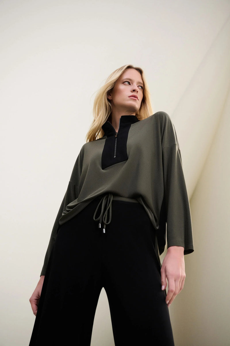Oversize-Oberteil in Khaki mit Troyer-Kragen zu schwarzer Hose mit Kordelzug