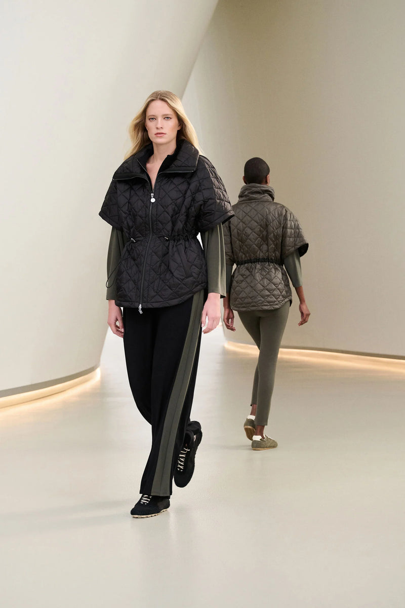 Steppjacke in Schwarz mit Kurzarm über Hose mit seitlichem Kontraststreifen