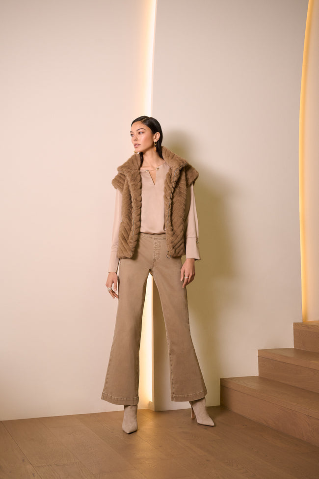 Joseph Ribkoff brauner Zweiteiler mit flauschiger Weste – 254 Signature Kollektion Herbst/Winter 2025, exklusive Damenmode Wien