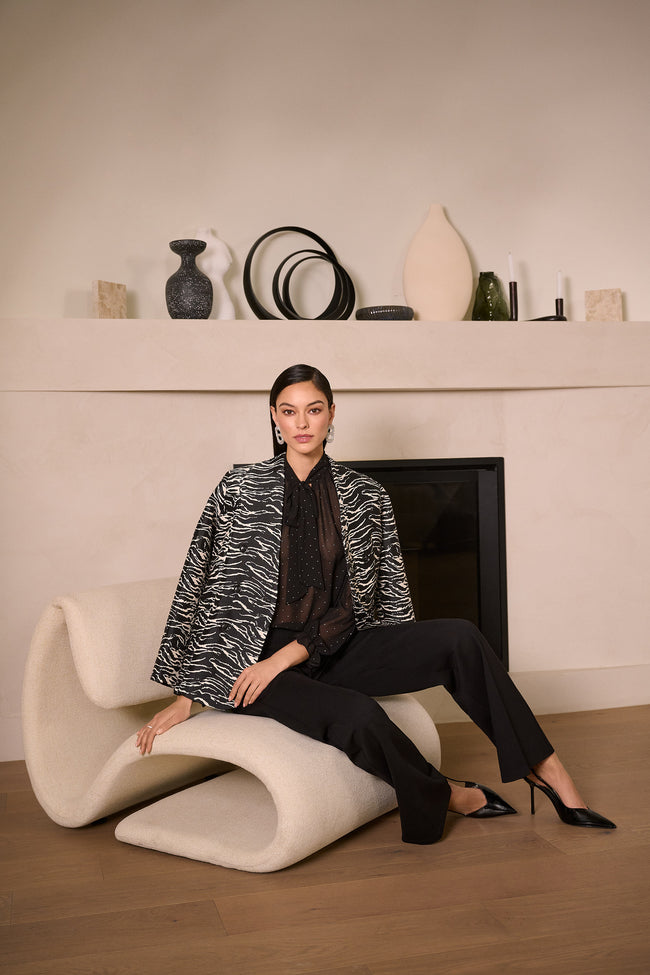 oseph Ribkoff Zweiteiler – gemusterter Blazer mit schwarzer Hose, 254 Signature Kollektion Herbst/Winter 2025