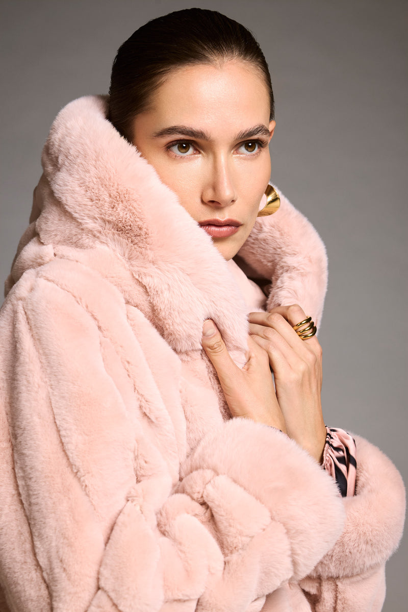 Kunstpelzjacke in zartem Rosa – luxuriöser Winterlook mit femininem Flair von Joseph Ribkoff


