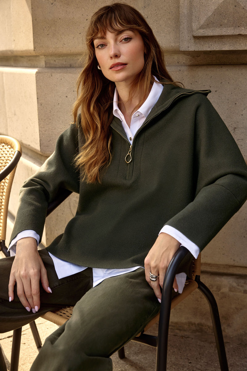 Olivgrüner Pullover mit weißem Hemd – entspannter, luxuriöser Herbstlook von Joseph Ribkoff im Sitzporträt