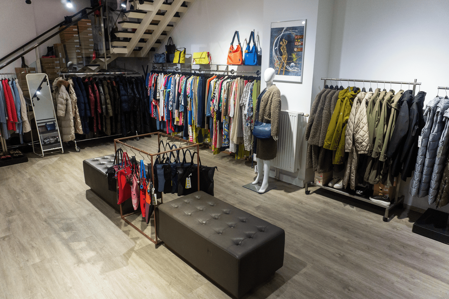joseph-ribkoff-flagship-store-wien-unten-innenansicht-damenmode-mantel-bunte-kleider-taschen